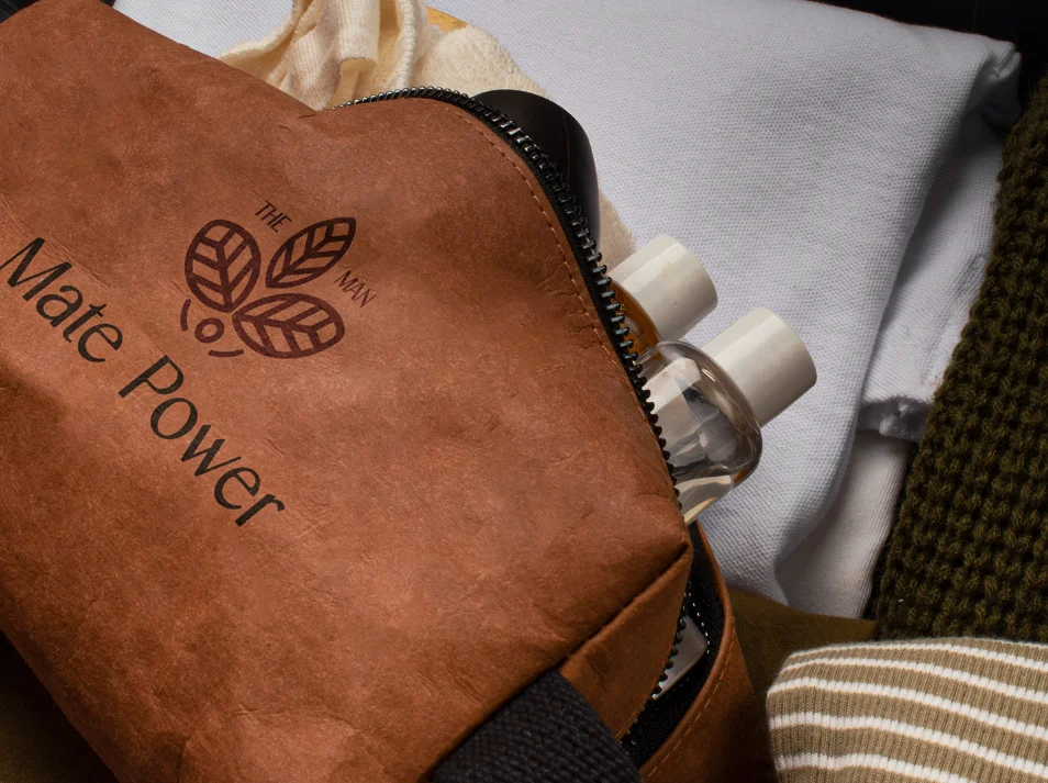 Bolsa Mate Power com pomada matte, sérum facial, pós-barba e creme de mãos à base de Erva-Mate Gaúcha sobre fundo natural